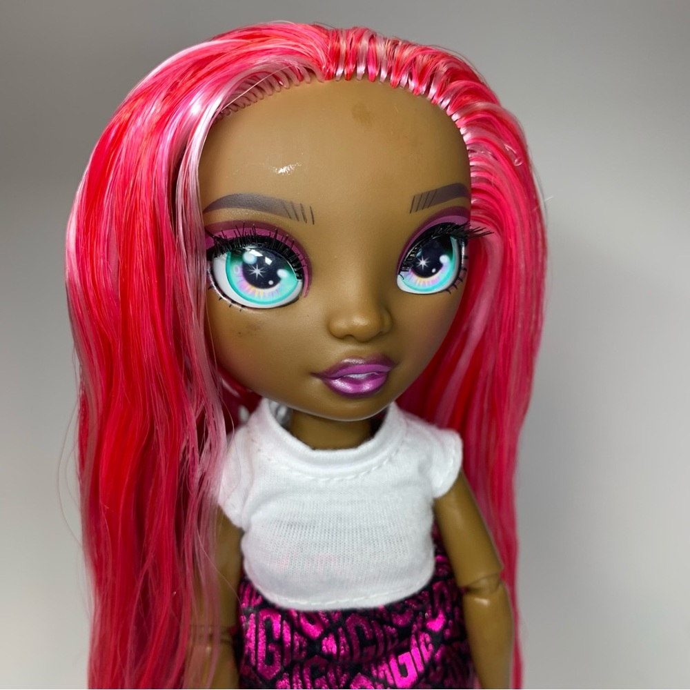 Rainbow High Series 3 Daria
Roselyn Fashion Doll